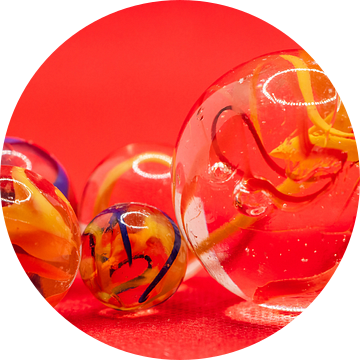 Close up van glazen knikkers met gekleurde rook in de bollen van Henk Hulshof