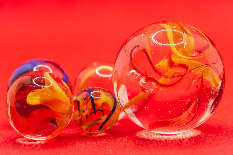 Gros plan sur les billes de verre avec de la fumée colorée dans les boules par Henk Hulshof