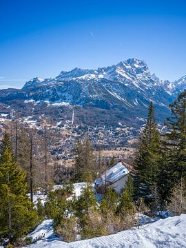 Blick vom Skigebiet Tofana hinunter auf Cortina d'Ampezzo