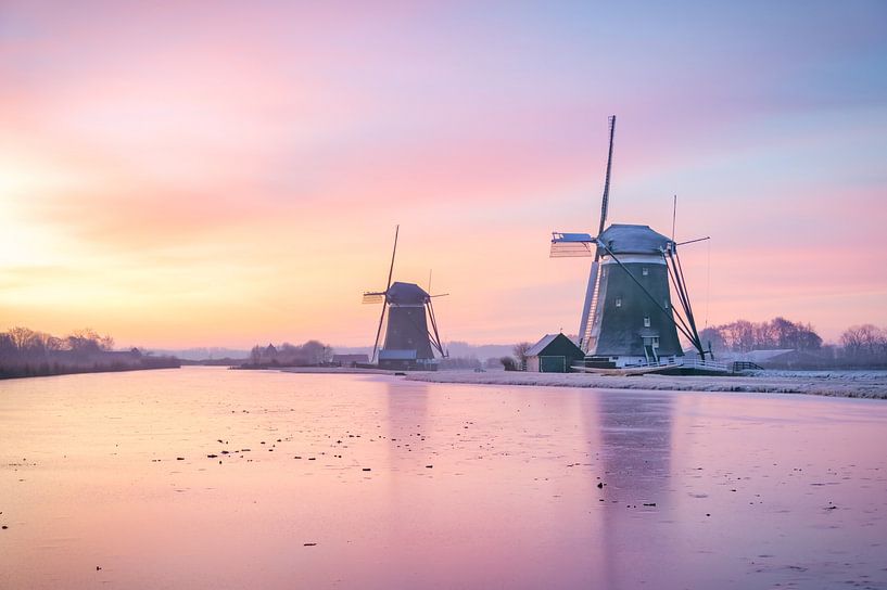 Winterlicher Sonnenaufgang mit Windmühlen in den Niederlanden von iPics Photography