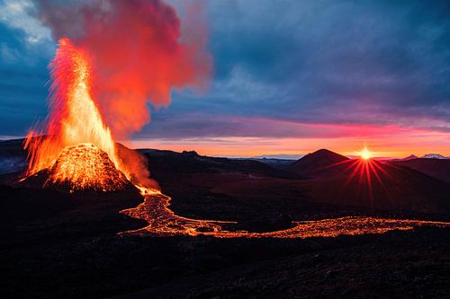 Sunrise over the Fagradalsfjall volcano by Martijn Smeets