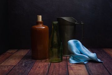 Stillleben mit Leinwand, Flasche und Messbecher von René Ouderling