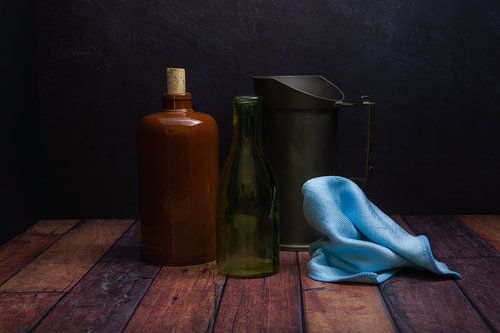 stilleven met doek, fles kruik en maatkan