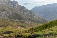 Rote Hütte in den spanischen Bergen