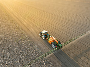 Sprühgerät für landwirtschaftliche Nutzpflanzen auf einem Feld von oben gesehen