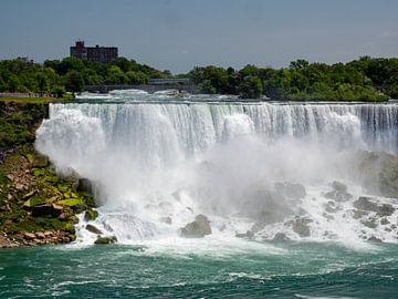 Die amerikanischen Wasserfälle in den Niagarafällen auf Augenhöhe des Niagaraflusses von Beeld Creaties Ed Steenhoek | Fotografie und künstliche Bilder