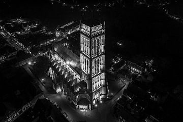 Tour de Saint-Martin de Zaltbommel en noir et blanc la nuit sur Jan Hermsen