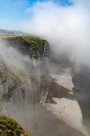 Mist over de  krijtrotsen van Etretat bij Normandië by Marly van Gog