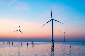 Éoliennes d'un parc éolien en mer produisant de l'électricité à long terme. sur Sjoerd van der Wal