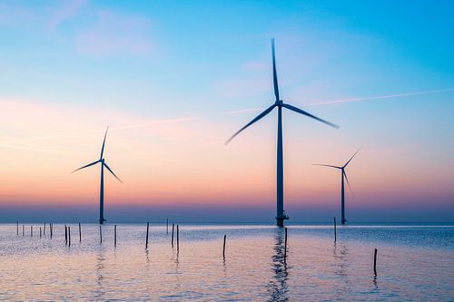 Éoliennes d'un parc éolien en mer produisant de l'électricité à long terme.