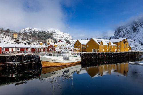 Traditionelle Häuser auf Holzpfählen in dem kleinen Fischerdorf Nusfjord auf den norwegischen Lofoten