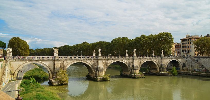 Brug over de Tiber in Rome by Hannie de Graaff