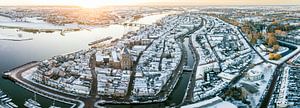 Kampen Stadtansicht am Fluss IJssel während eines kalten Wintersonnenaufgangs