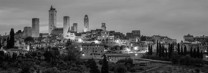 Monochrome Tuscany in 6x17 format, skyline San Gimignano van Teun Ruijters