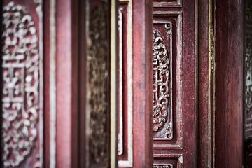 houtsnijwerk op deuren in vietnamese tempel van Karel Ham