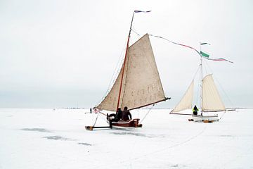Traditioneel IJszeilen op de Gouwzee in Nederland in de winter van Eye on You
