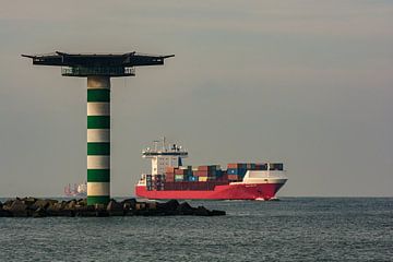 Containerschip op de Nieuwe Waterweg. van scheepskijkerhavenfotografie