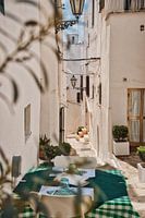 Tafel in een pittoresk steegje in Ostuni