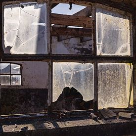 zerbrochene Fenster in einer baufälligen Scheune von Corrie Ruijer