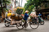 Vrouw met fiets vol met bloemen in Hanoi Vietnam. van Niels Rurenga thumbnail