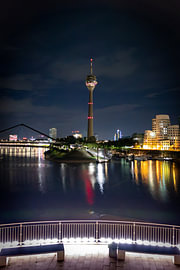 Medienhafen Düsseldorf bei Nacht mit Gehry-Bauten, Rheinturm und beleuchtetem Hafenbecken / Marina von Your Happy Life