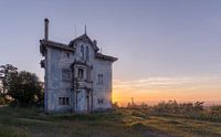 Villa abandonnée au coucher du soleil