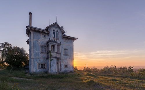 Verlaten villa bij zonsondergang