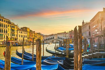 Canal Grande, Rialtobrug en gondels bij zonsopgang. Venetië van Stefano Orazzini