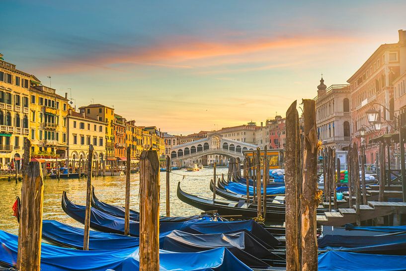 Grand canal, pont du Rialto et gondoles au lever du soleil. Venise par Stefano Orazzini