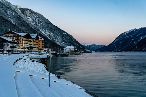 Pertisau, au bord du lac de montagne Achensee, dans les Alpes tyroliennes autrichiennes, dans le paysage hivernal des monts Karwendel sur Animaflora PicsStock