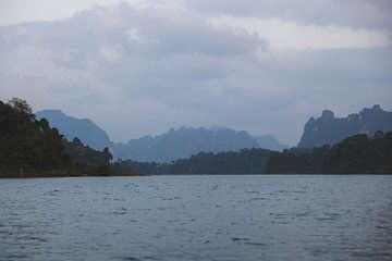 Ontdek de Natuurlijke Schoonheid van Cheow Lan Lake van Ken Tempelers