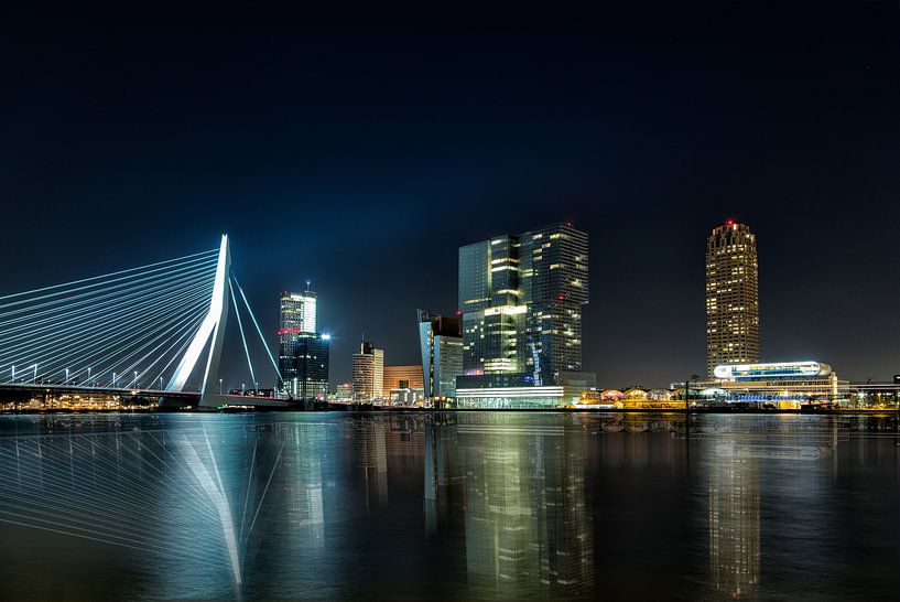 Skyline von Rotterdam bei Nacht von Joram Janssen