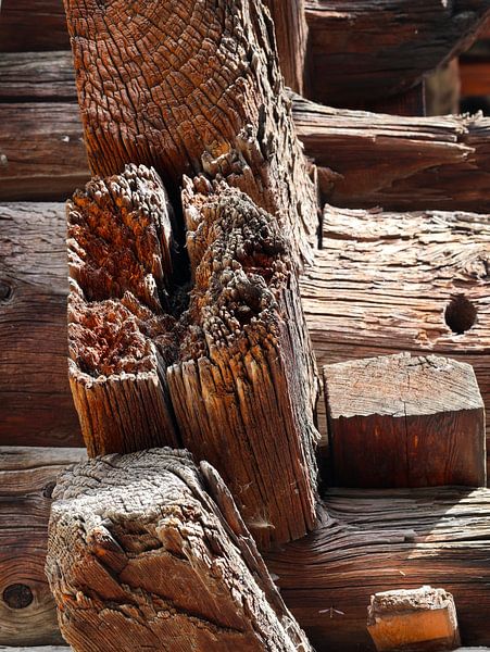 Holzbalken eines traditionellen Schweizer Hauses von Marieke Funke