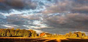 Gouden avondzon boven Groningen van Bo Scheeringa Photography