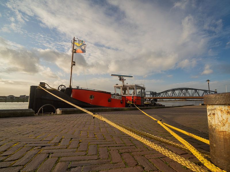 Boot auf der IJsselkade in Zutphen von Suzan Brands