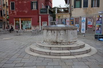 Wasserbrunnen und Wahlplakate im Zentrum der Altstadt von Venedig, Italien von Joost Adriaanse