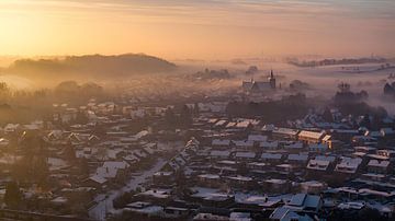 Spaubeek in de sneeuw met zonsopkomst