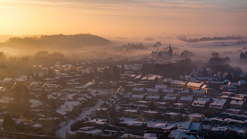 Spaubeek in de sneeuw met zonsopkomst van Stefan van der Kamp