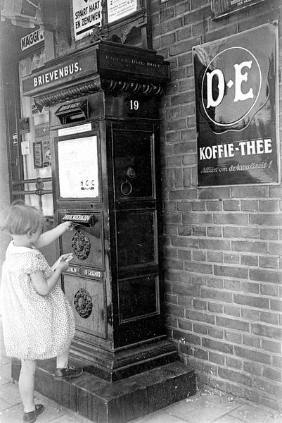Girl at mailbox by It Alders Erf