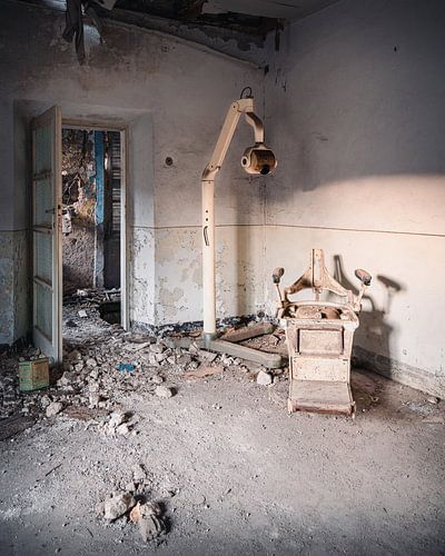 Hôpital abandonné en décrépitude.