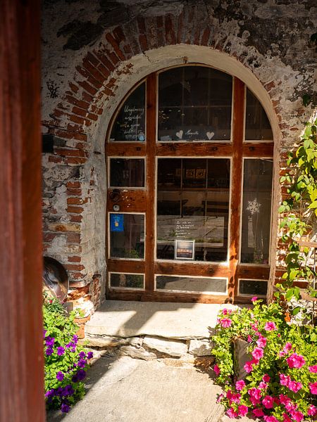 Curved window by Marèl Katier