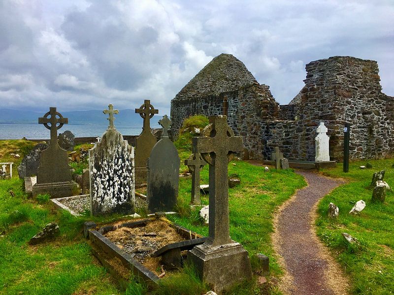 Mystique Ballinskelly Castle Ruines d'un monastère en Irlande avec cimetière par Thomas Zacharias