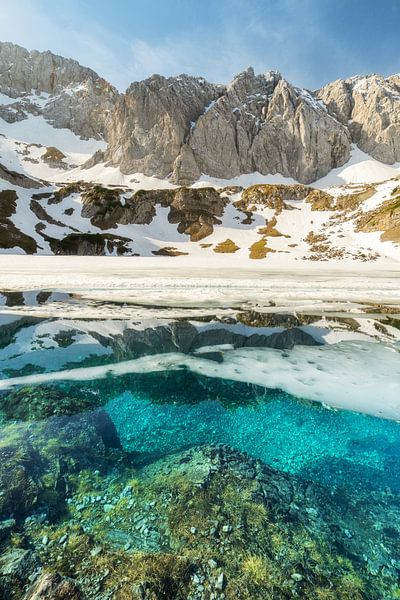 Drachensee im Frühling mit Schnee und kristallklarem Wasser. Tirol Ehrwald Österreich von Daniel Pahmeier