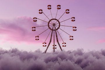 Vieille grande roue au-dessus d'une mer de nuages violets sur Besa Art