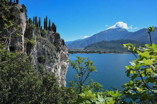 Steile kust aan het Gardameer