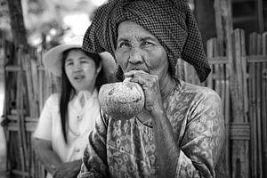 Baghan, MYANMAR, den 12. Dezember 2015 - Stumpen rauchen alte Frau in Baghan. Stumpen ist eine tradi