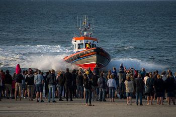 Reddingsboot vaart in op mensenmenigte!