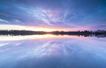 Kleurrijke zonsondergang bij het water van Marcel Kerdijk