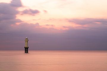 Vuurtoren Senggigi, Lombok na zonsondergang van Meindert Marinus