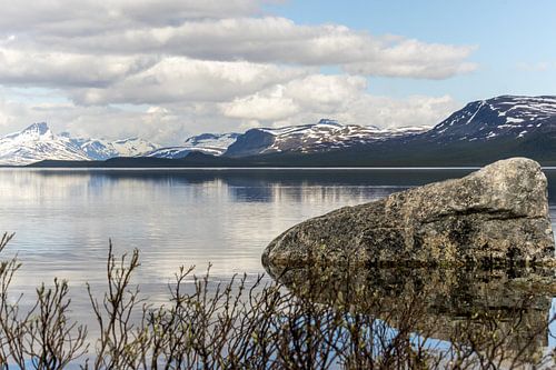 Meer van Kilpisjarvi met rots